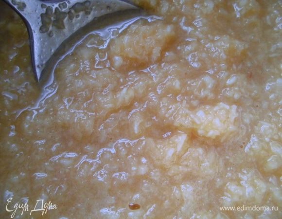 Для топпинга смешать все ингредиенты в небольшой кастрюле или ковшике. Готовить на маленьком огне, помешивая, пока масса полностью не растопится. Она будет очень приятно пахнуть! 