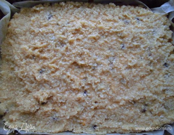 Готовый пирог вынуть, выложить сверху топпинг и готовить еще около 20 минут до золотистой корочки. Если он не золотиться по истечении указанного времени, добавить немного температуру. 