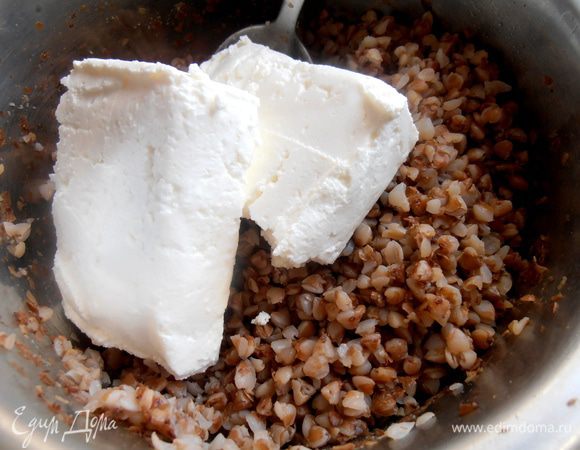 В готовую гречку отправляем пачку творога (у меня обезжиренный)...