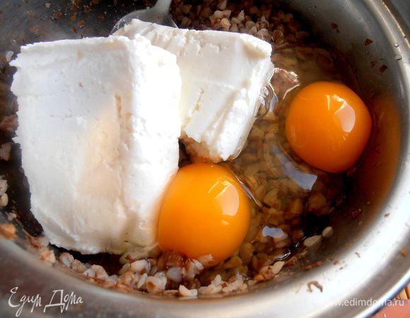 Вбиваем пару яиц (в некоторых рецептах их до 4-х, но и два отлично держали форму!).