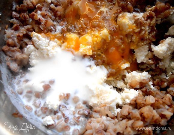 Вливаем сметану, можно жидкую, как у меня, 15%.