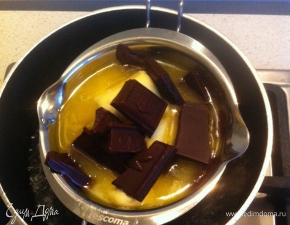 Предварительно разогрейте духовку до 180 градусов. На водяной бане растопите шоколад со сливочным маслом