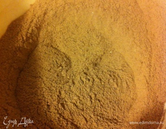 В миске смешайте сухие ингредиенты - сахар, просеянные муку, какао и разрыхлитель