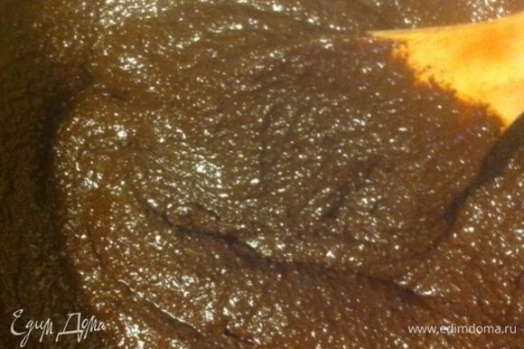 Деревянной лопаткой вмешайте сухие ингредиенты в шоколадно-масляную смесь