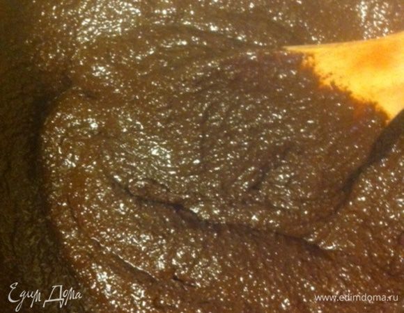 Деревянной лопаткой вмешайте сухие ингредиенты в шоколадно-масляную смесь