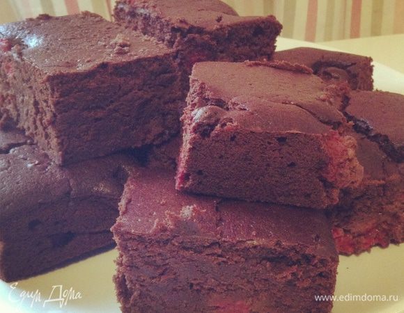 Тесто должно стать упругим и пружинистым, но остаться чуть влажным внутри. Остудите брауни в форме, затем аккуратно переложите на доску и нарежьте на квадраты. Приятного аппетита!