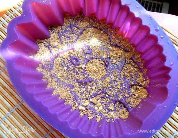 Посыпаем дно молотыми сухарями.