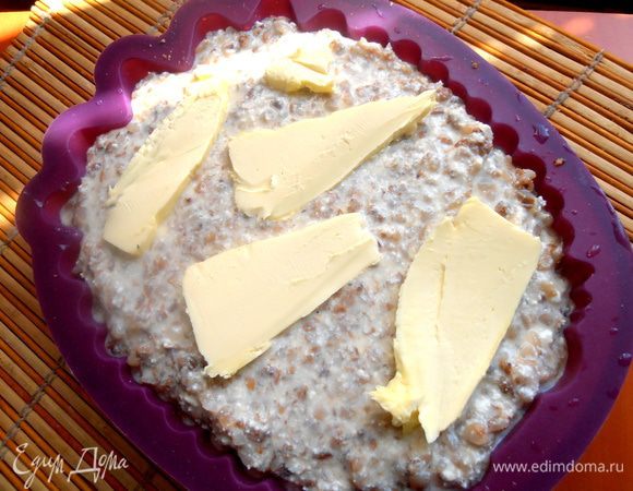 Сверху распределяем несколько кусочков масла..., оно будет постепенно топиться и пропитывать нашу запеканочку насквозь!