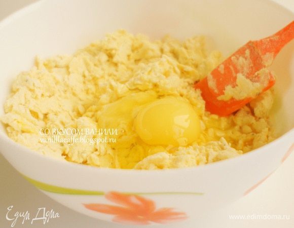 Добавить 1 яйцо и желток. Замесить руками тесто.