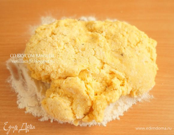 Тесто выложить на присыпанную мукой поверхность.