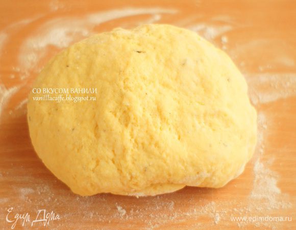 Замесить тесто, чтобы не прилипало к рукам (при необходимости добавив муку.) Скатать в шар. Если вы сделали на сливочном масле - уберите под пленкой в холодильник. Если на сметане, этого не понадобится. Положите в мешочек и оставьте на столе.