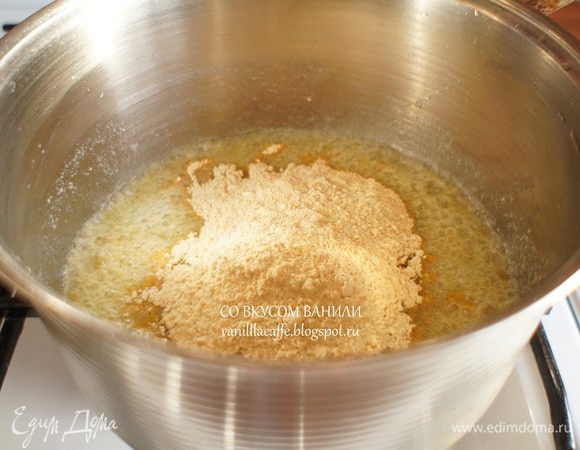 Добавить муку. Хорошо перемешивать.