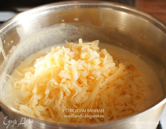 Сразу же добавить заранее натертый сыр.