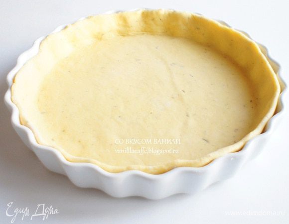 Форму смазать сливочным маслом. Тесто раскатать и выложить в форму. Если тесто, замешенное на сливочном масле, не удается раскатать, распределите его по форме равномерно с помощью рук.