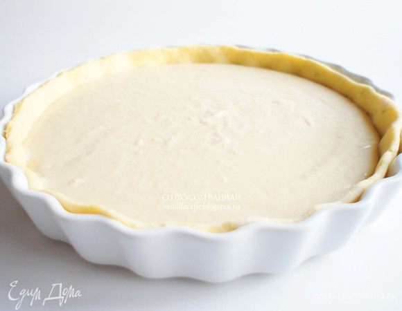 На тесто выложить немного остывшую начинку.