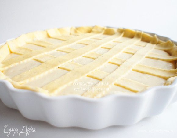 Если тесто осталось, из него можно сделать полоски и украсить ими верх пирога.