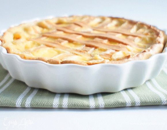 Поставить форму с пирогом в разогретую до 180 гр. духовку и выпекать 35-40 минут.