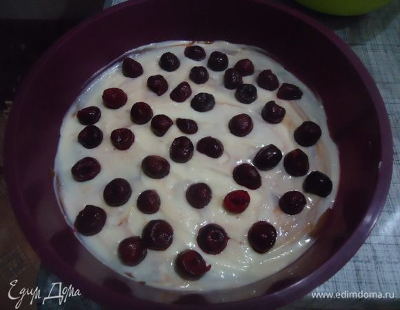 Шоколад поломать на кусочки и растопить вместе с маслом в микроволновке.Взбить миксером 2 яйца , 50г. масла и щепотку соли.Добавить остывший шоколад,разрыхлитель и муку.Всё перемешать до однородности.Тесто готово.
Для творожной массы взбить 2 яйца с оставшимся сахаром и творогом.
В форму с высокими бортами(у меня силиконовая форма 26см) влить1/3 теста,1/2 творожной массы и 1/2вишни.