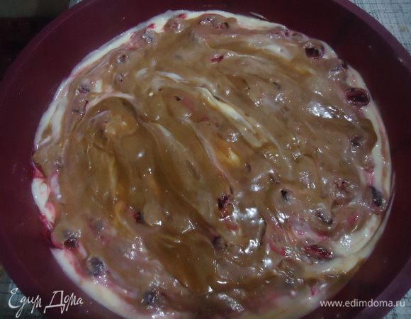 Всё повторить тесто,творожная масса,вишни и в конце оставшаяся часть теста.По верхнему слою можно сделать разводы.Выпекать в разогретой до 180г.духовке около 40 мин.Остужаем в форме,Приятного аппетита.