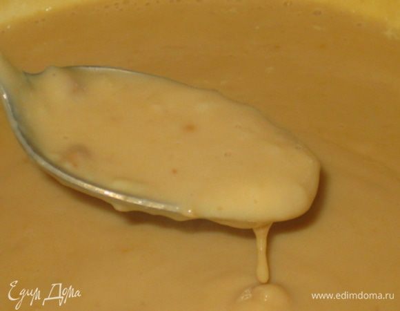 150 мл молока нагреть.
Взбить венчиком 30 мл молока, ваниль, мёд, сахар, желток, муку. Влить эту смесь в 150 мл нагретого молока и варить при постоянном помешивании на маленьком огне до загустения. В горячий крем добавить варенное сгущённое молоко и хорошо перемешать, пока сгущёнка не растворится.