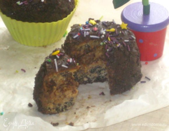 Каждый маффин разделить на 4 части. И соединить 1 часть от каждого маффина, переслоив её кремом. Покрыть глазурью и посыпать кондитерской посыпкой.