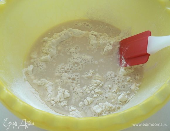 Просейте муку, добавьте растворенные в муке дрожжи