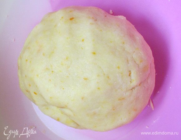 Просеять на рабочую поверхность 180 г  муки с разрыхлителем и крахмалом,добавить 85 г сахара, перемешать. В центр добавить яйцо, сливочное масло комнатной температуры,цедру. Кончиками пальцев замесить однородное тесто.