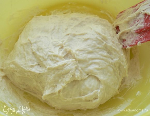 Замесите опару и оставьте для брожжения в теплом месте на 2-2,5часа