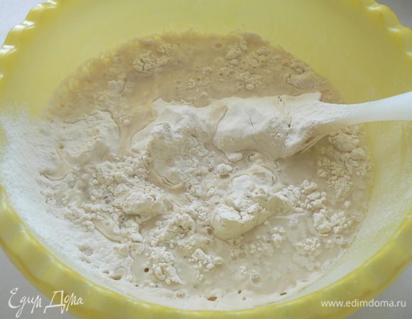 К опаре добавьте муку, воду с солью