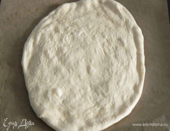 Бумагу ля выпечки смажьте растит. маслом, растяните руками колобок,накройте пленкой и оставьте на 20-25 мин