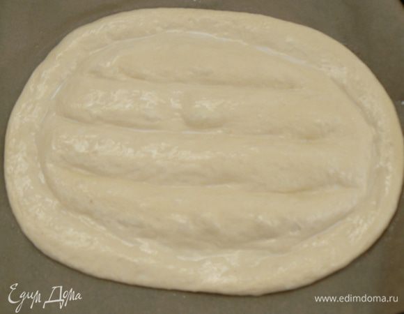 Перед выпечкой смажьте лепешку молоком ребром ладони сделайте бороздки