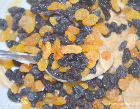 добавляем изюм (помытый и просушенный) и ром, все перемешиваем