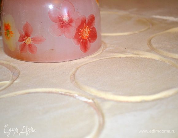 раскатать тесто не очень тонко и большой кружкой вырезать 10-12 кружков