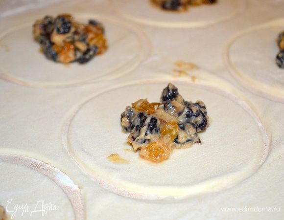 на каждый кружок кладем по 1 ст ложке начинки