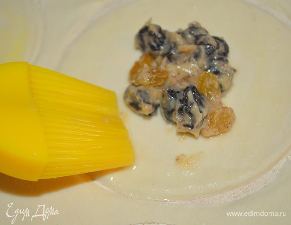 края смазать взбитым яйцом