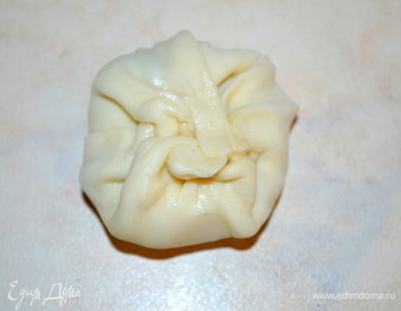 защипнуть края к центру, как бы делая мешочек