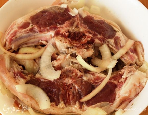 Баранину помойте, обсушите, натрите солью и перцем, полейте лимонным соком и оливковым маслом. Одну луковицу порубите полукольцами и перемешайте с мясом. Затяните пленкой и оставьте на 2–3 часа.