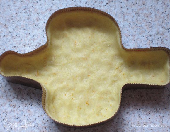 Форму для выпечки смазать сливочным маслом и присыпать мукой (я этого не делала, т.к. у меня бумажная форма) . Половину теста выложить в форму, разровнять. 