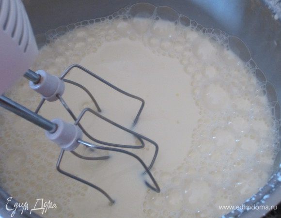 Крем: В молоко ,непрерывно работая миксером , ввести крахмал, желток и оставшийся сахар.