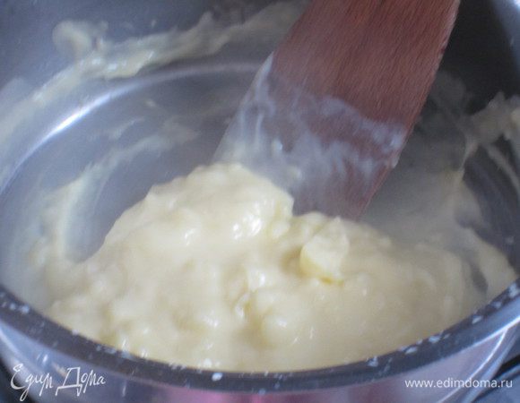 Поставить кастрюлю на слабый огонь и варить до загустения, постоянно помешивая. 