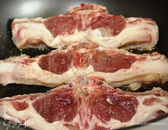 Обжарьте мясо в чаше мультиварки с двух сторон до образования румяной корочки. Масло можно не наливать, достаточно масла от маринада.