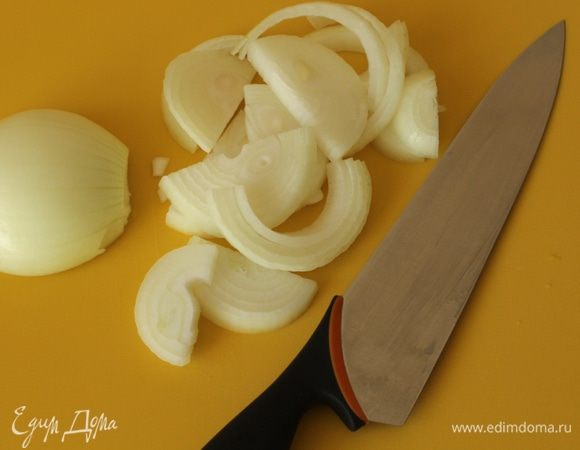 Вторую луковицу нарежьте полукольцами.