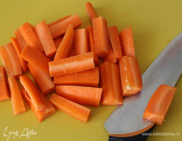 Крупными брусочками нарежьте морковь.