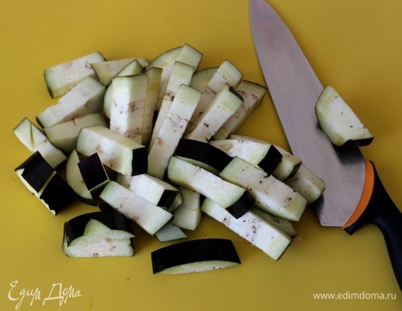 Также нарежьте и баклажаны.