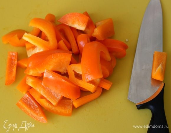 Болгарский перец тоже нарежьте брусочками.