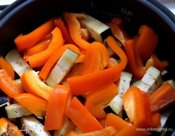 Овощи слоями выложите на мясо.