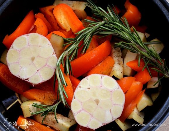 Сверху положите разрезанную на 2 части головку чеснока и розмарин. Добавьте немного соли и перца, влейте 200 мл воды и готовьте на режиме «Тушение» 1 час.