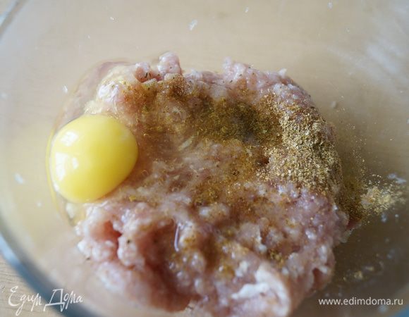 В фарш добавляем соль, приправы и яйцо, хорошо перемешиваем до однородной консистенции