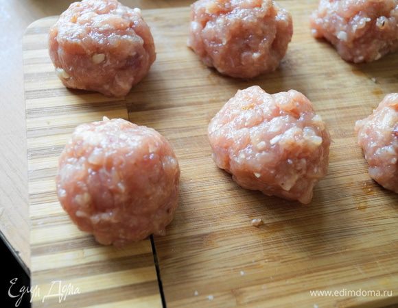 Сформировать из фарша шарики не очень крупные и не очень маленькие