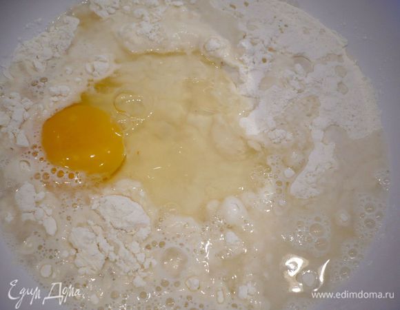 Готовим тесто. Смешиваем яйцо, муку с щепоткой соли, воду и оливковое масло до получения мягкого эластичного теста.